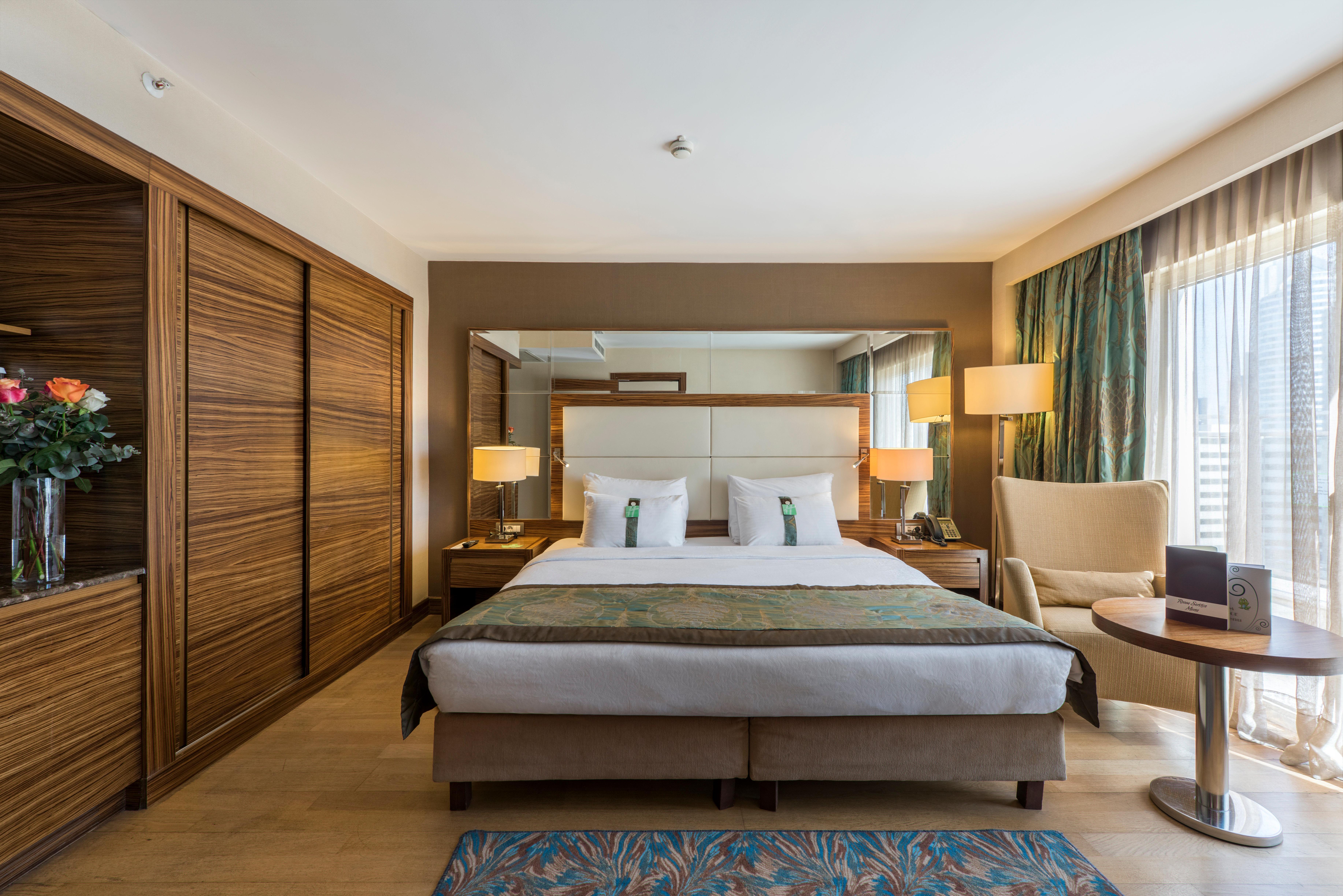 Holiday Inn Sisli By Ihg Istanbul Exterior photo