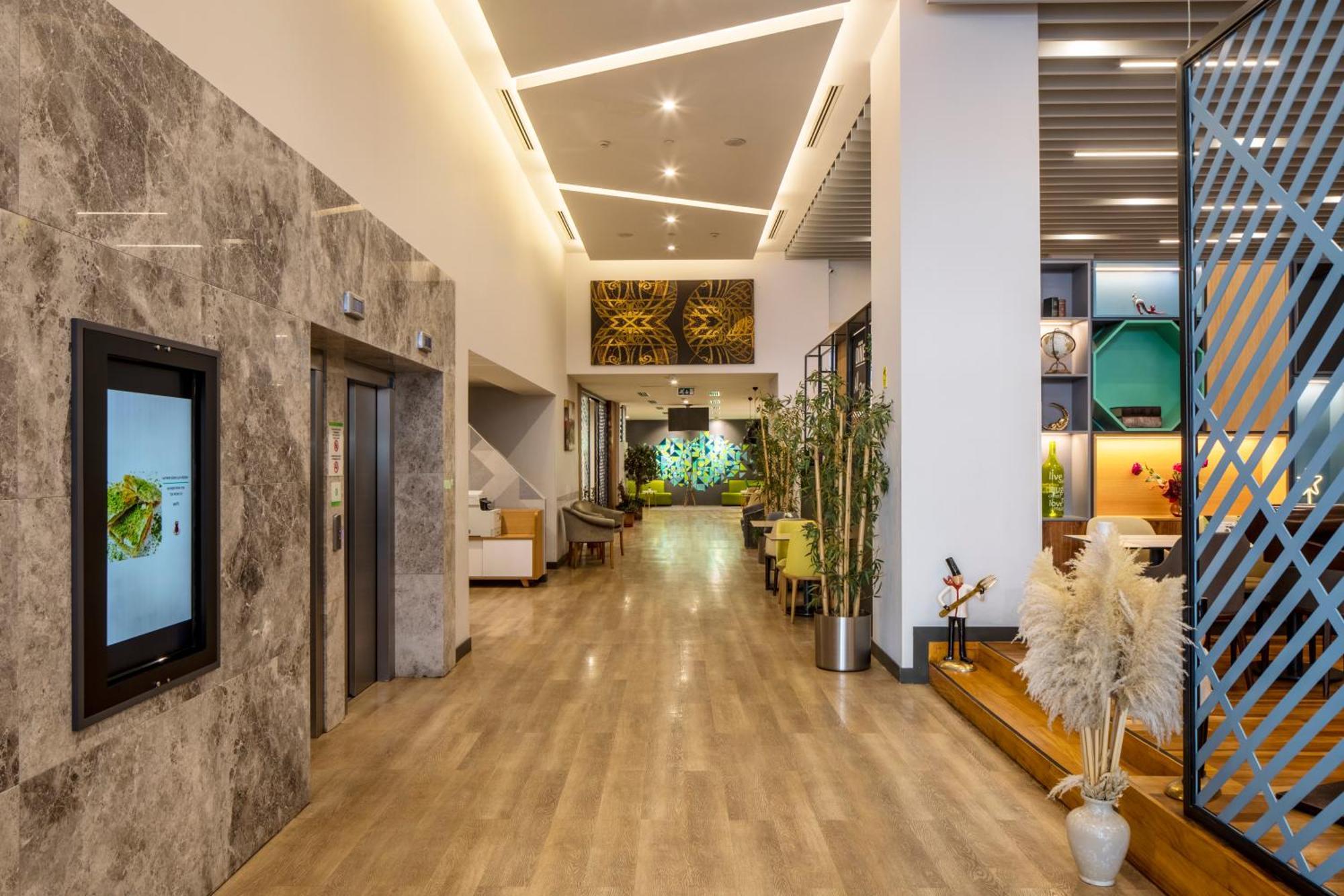 Holiday Inn Sisli By Ihg Istanbul Exterior photo