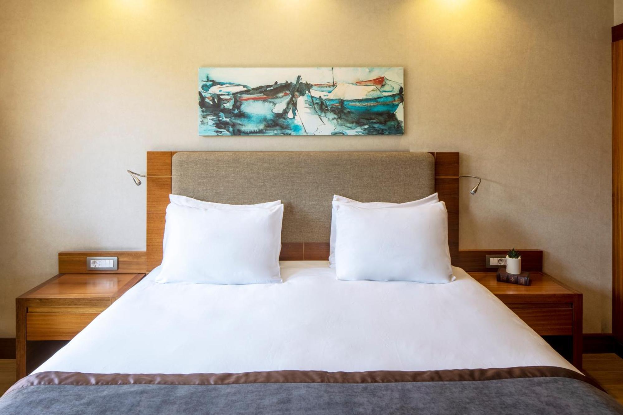 Holiday Inn Sisli By Ihg Istanbul Exterior photo