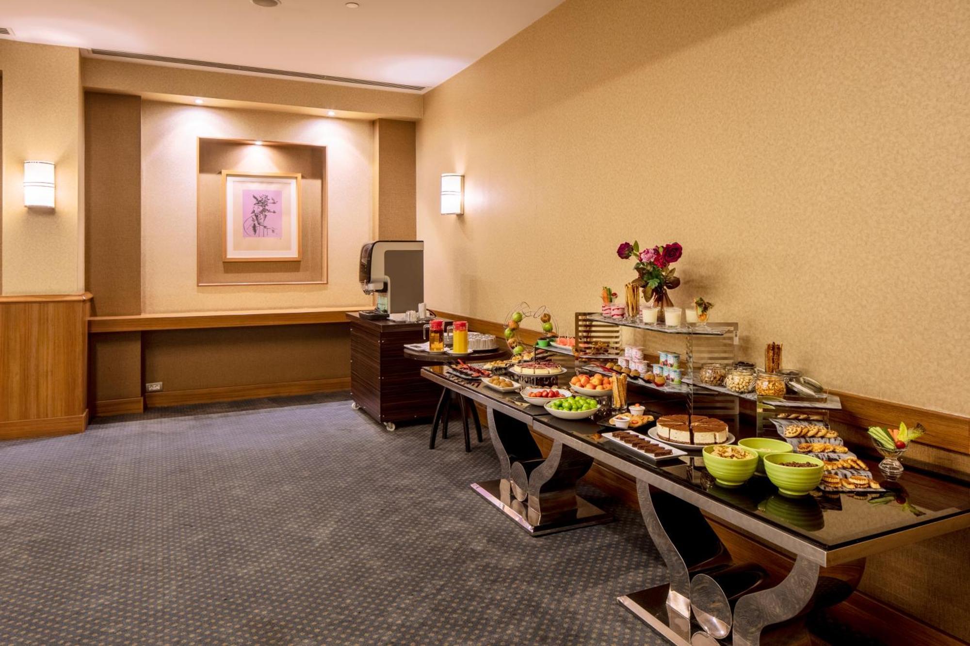 Holiday Inn Sisli By Ihg Istanbul Exterior photo