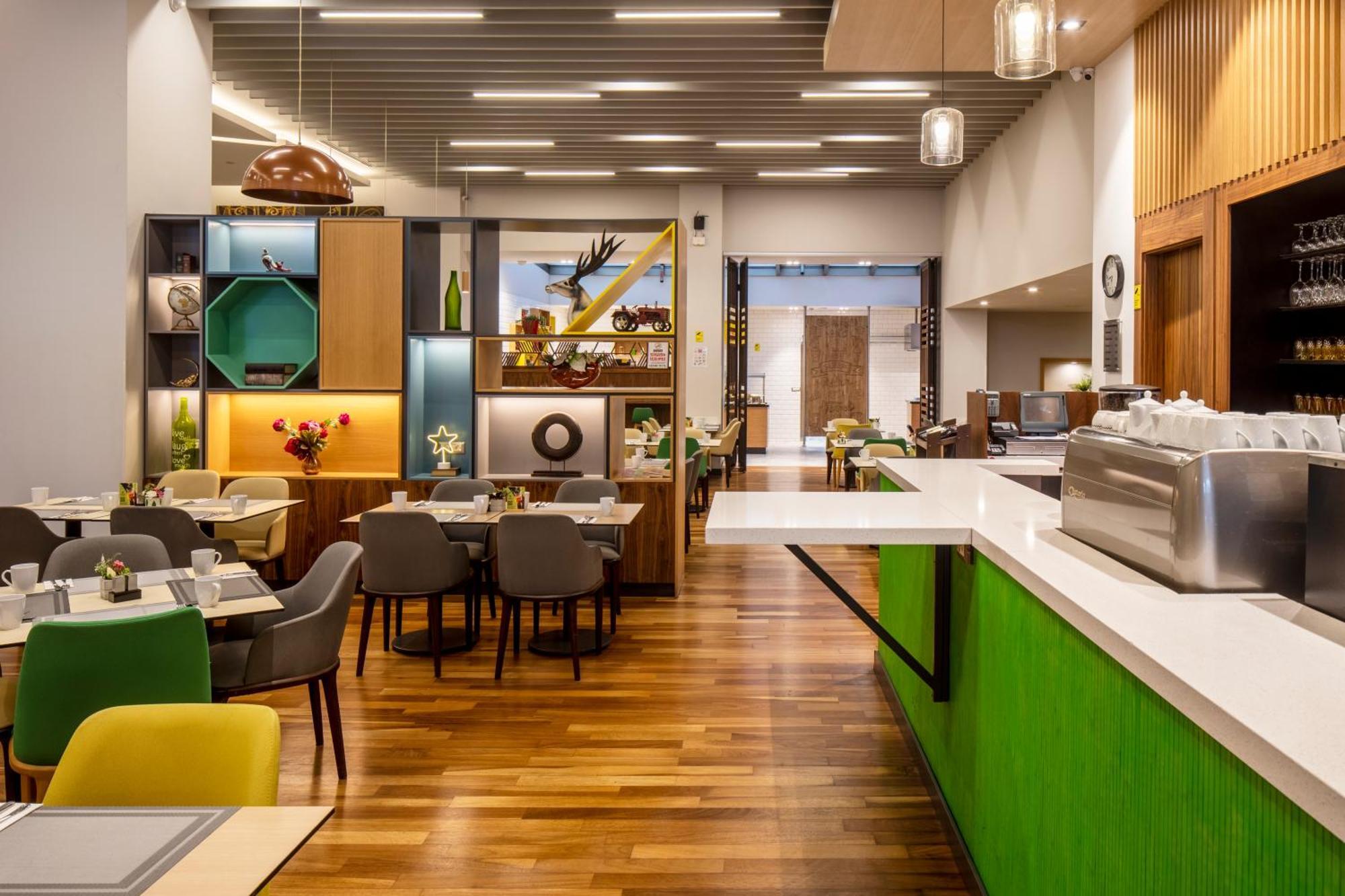 Holiday Inn Sisli By Ihg Istanbul Exterior photo