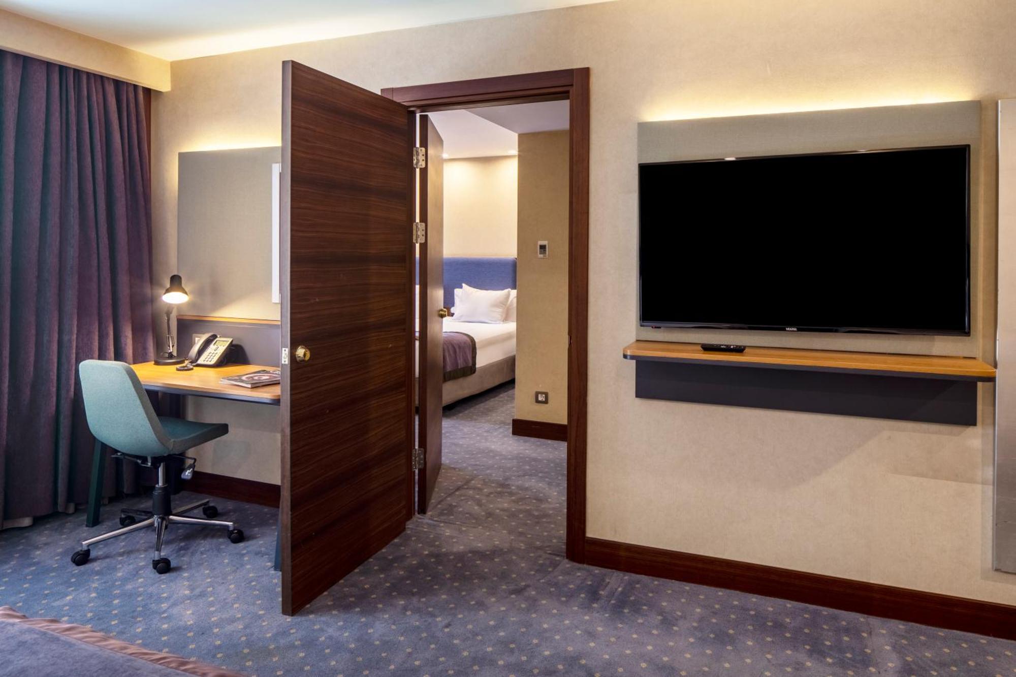 Holiday Inn Sisli By Ihg Istanbul Exterior photo