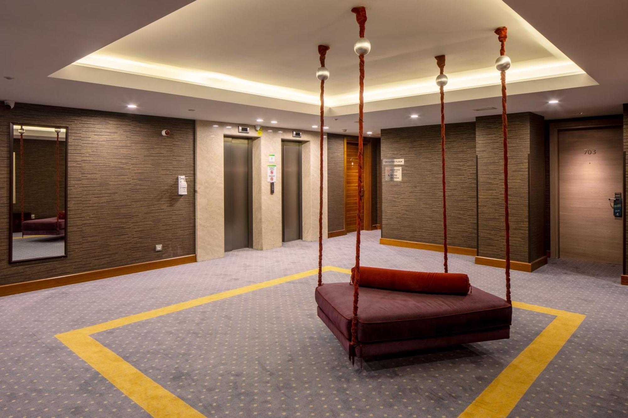 Holiday Inn Sisli By Ihg Istanbul Exterior photo