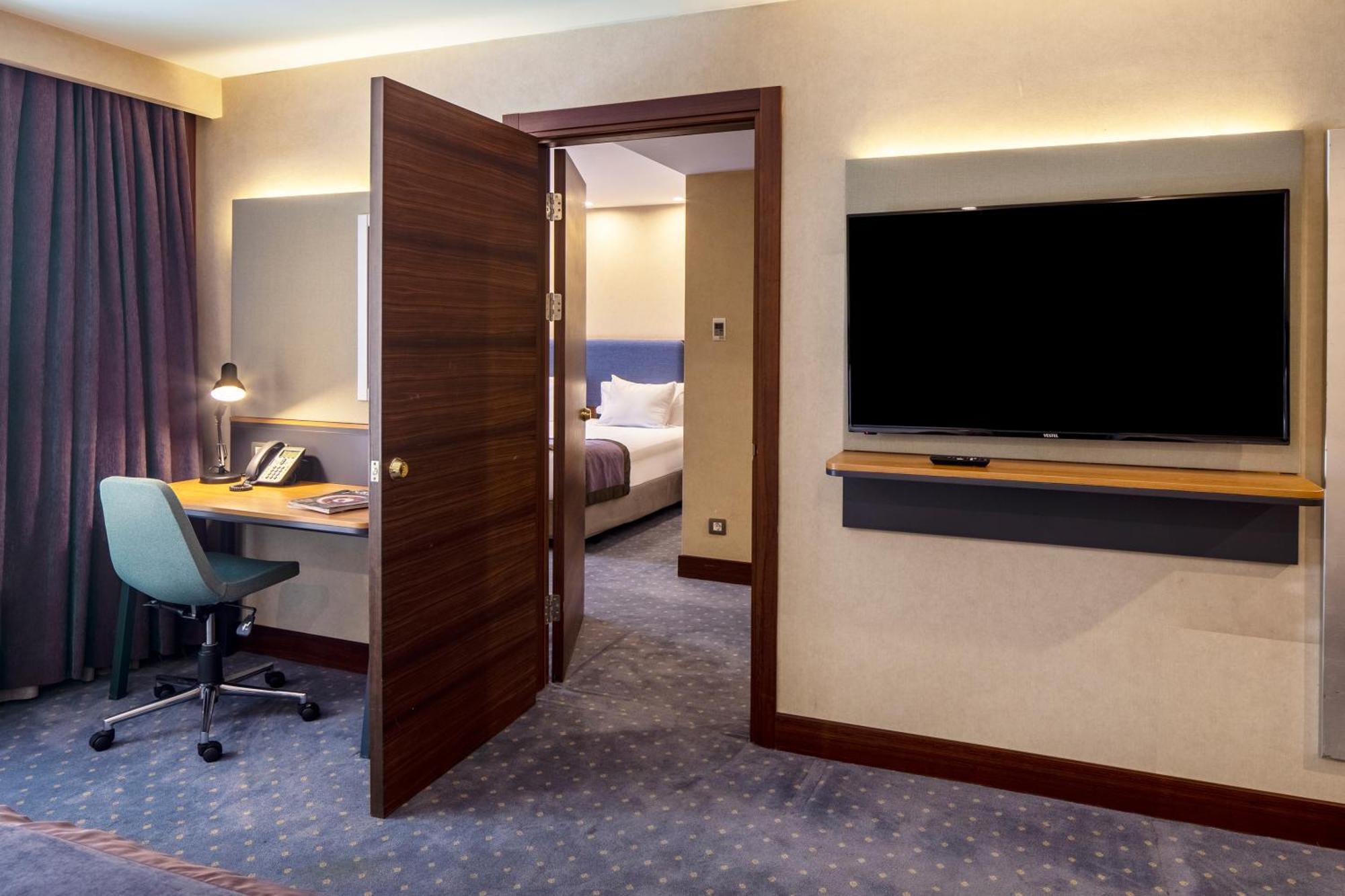 Holiday Inn Sisli By Ihg Istanbul Exterior photo