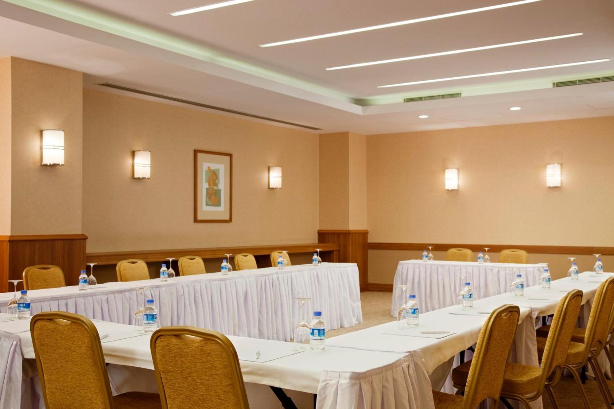 Holiday Inn Sisli By Ihg Istanbul Exterior photo