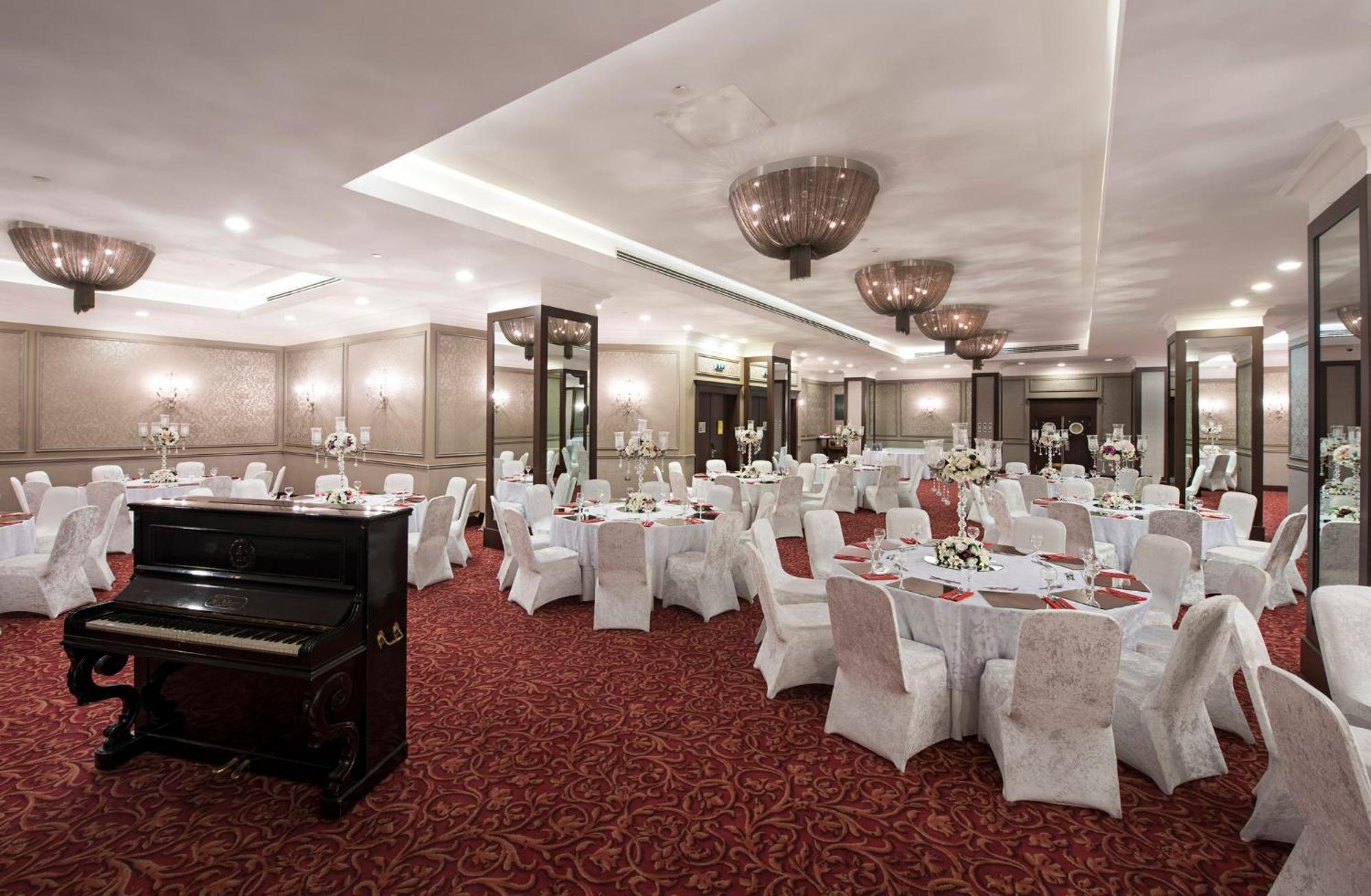 Holiday Inn Sisli By Ihg Istanbul Exterior photo