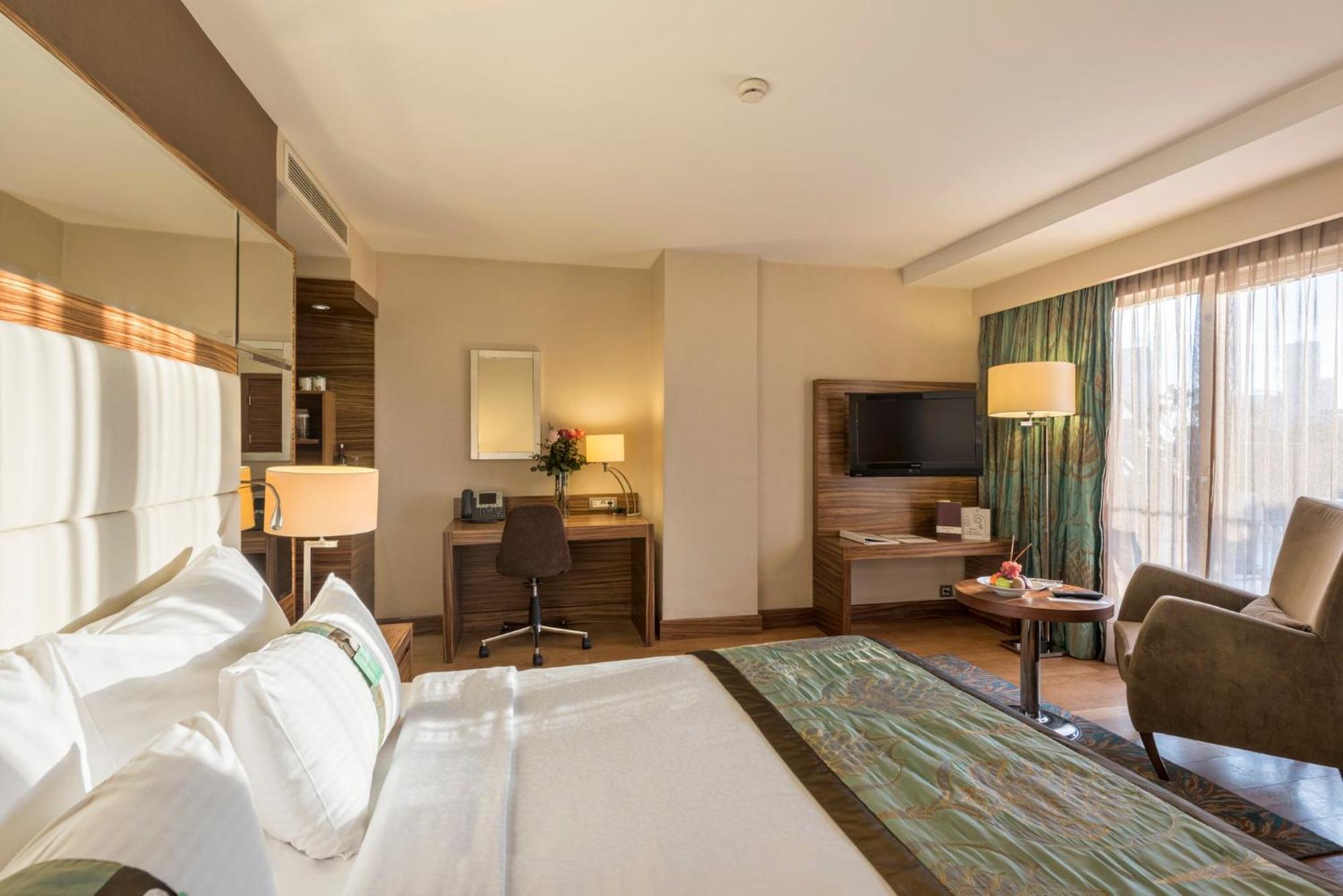 Holiday Inn Sisli By Ihg Istanbul Exterior photo