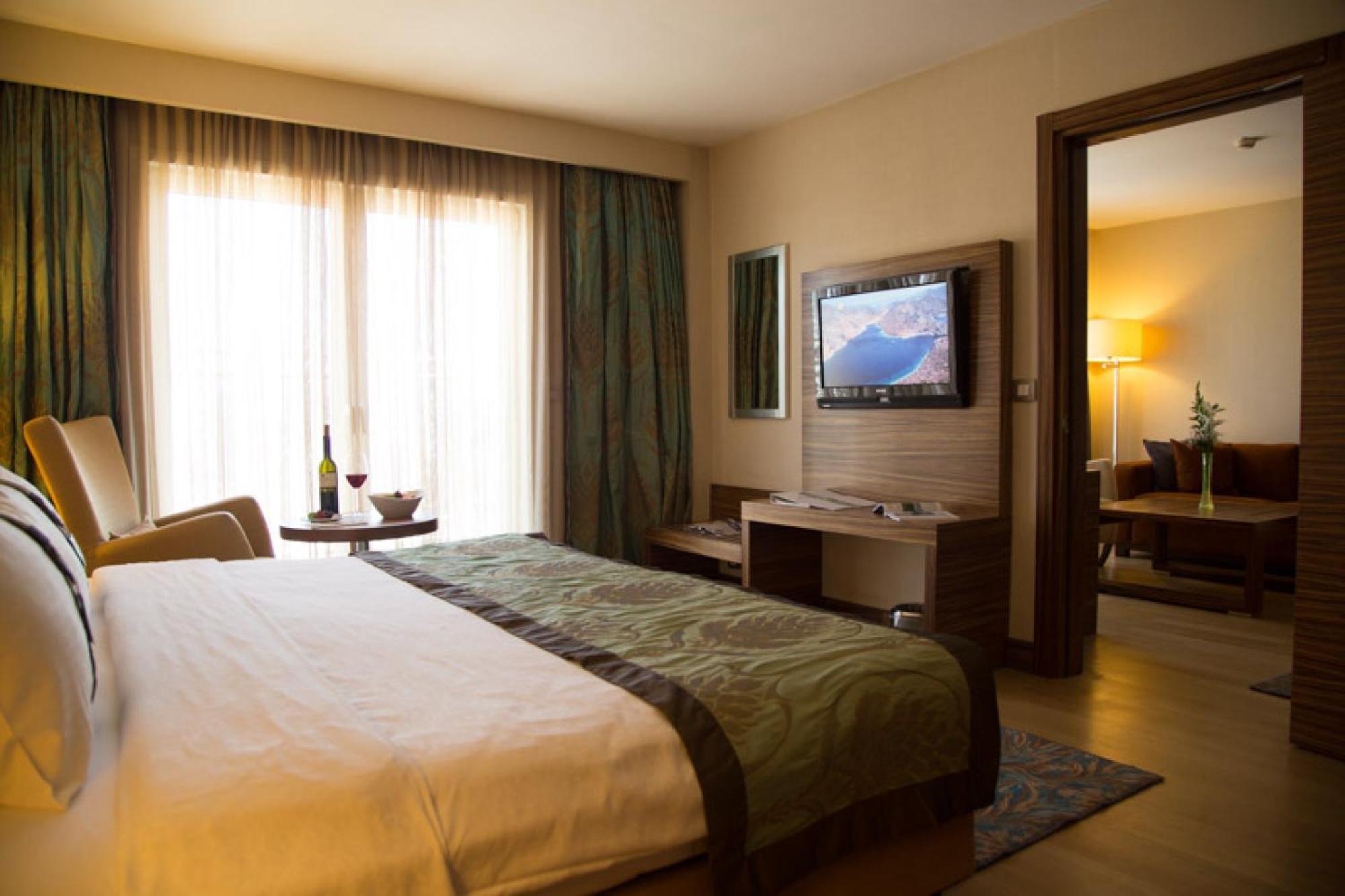 Holiday Inn Sisli By Ihg Istanbul Exterior photo